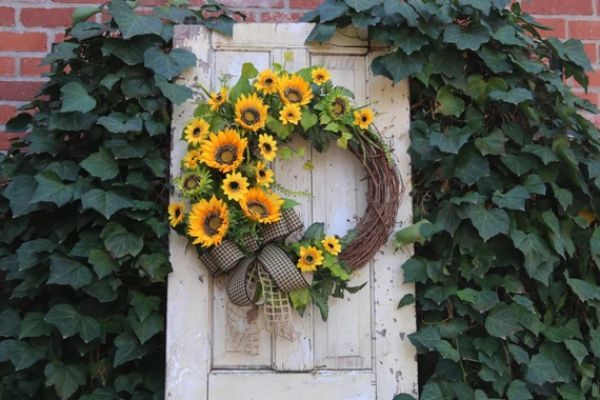 Make an Original Wreath With Sunflower Stalks